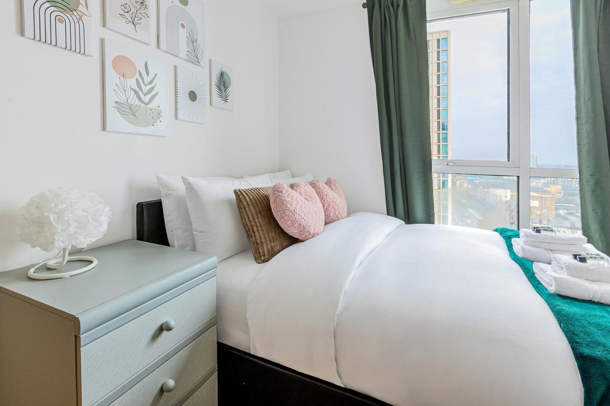 2br Gem With Balcony 5 Min Stratford Station Appartement
