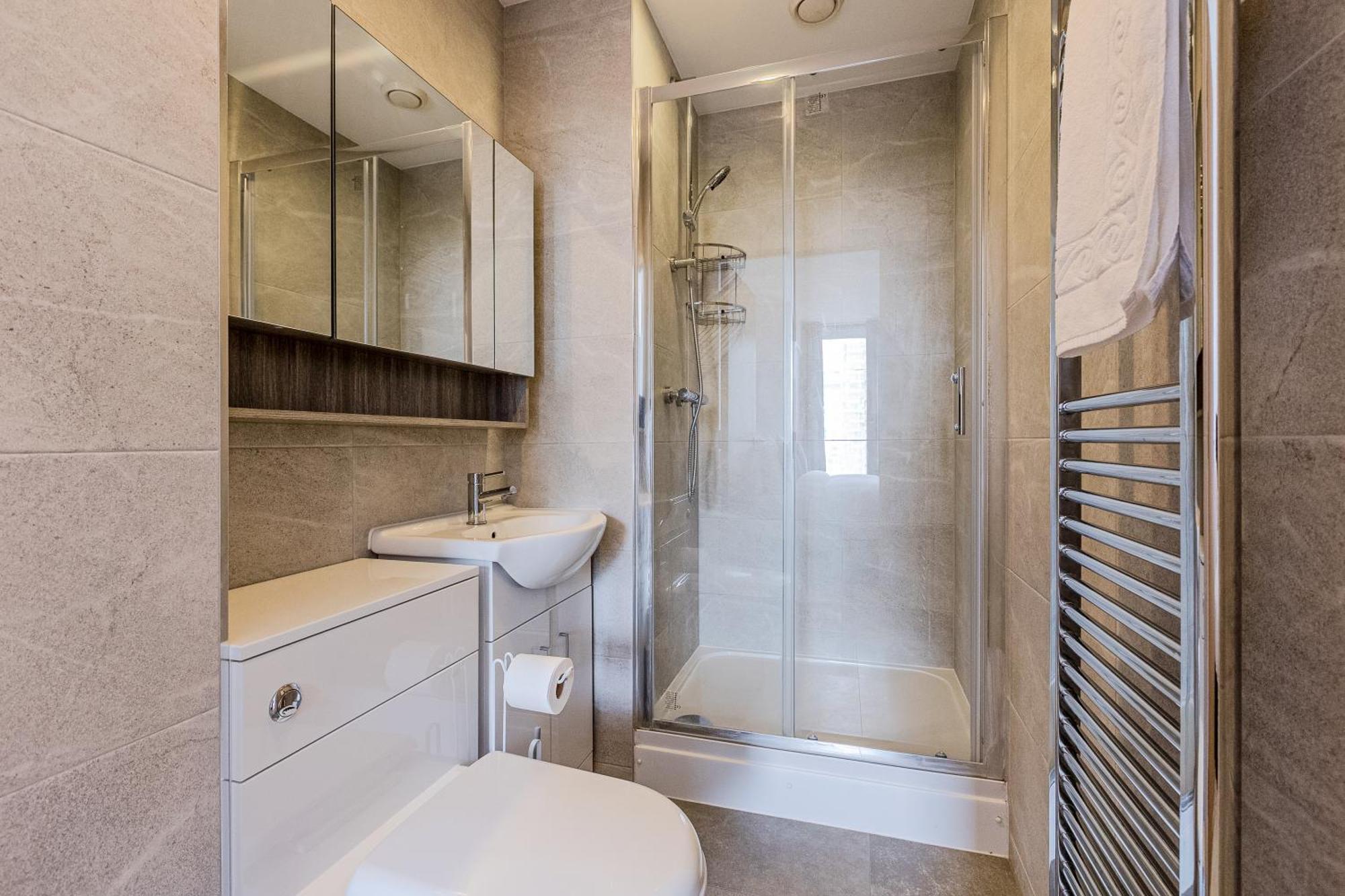 2br Gem With Balcony 5 Min Stratford Station *