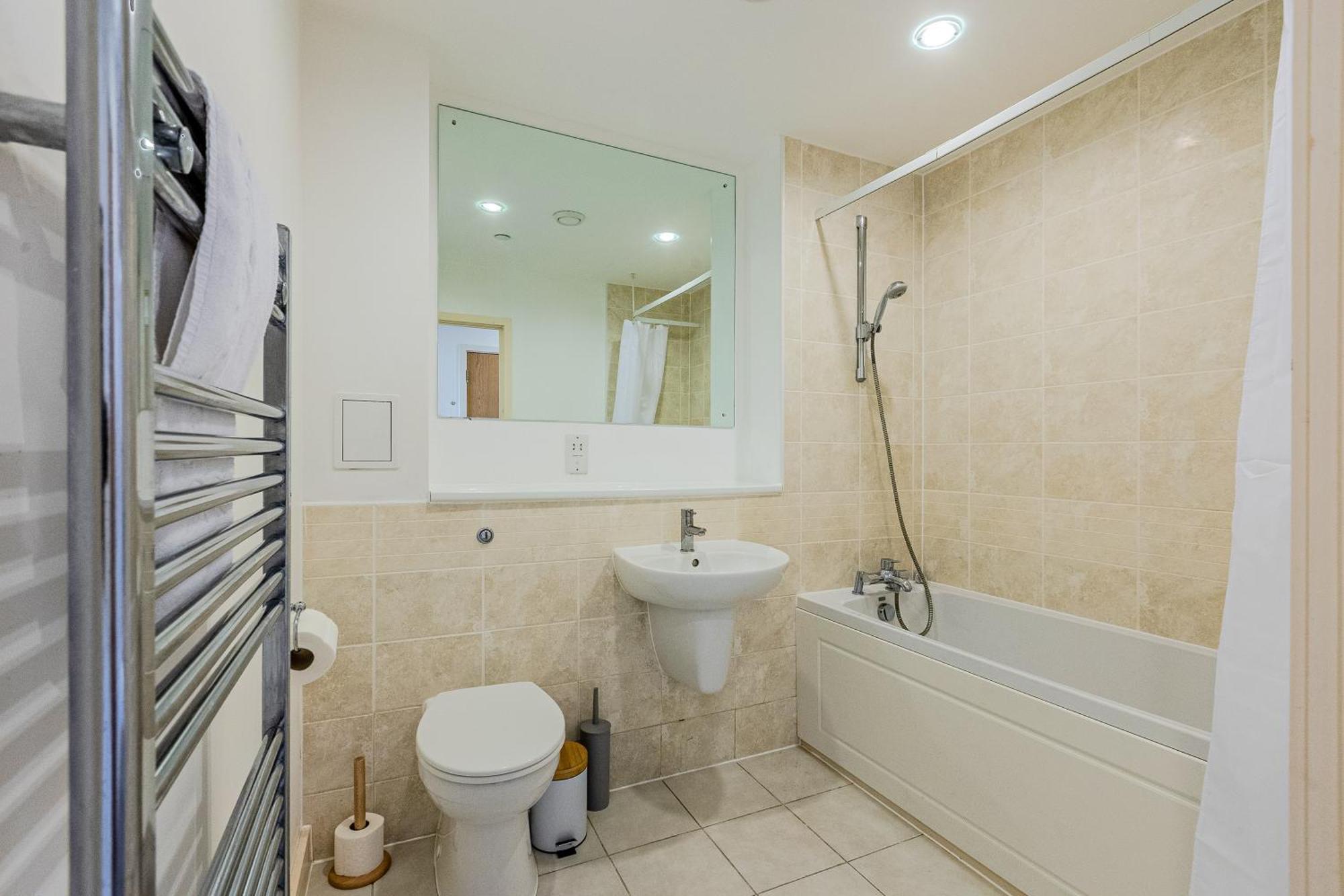 2br Gem With Balcony 5 Min Stratford Station *